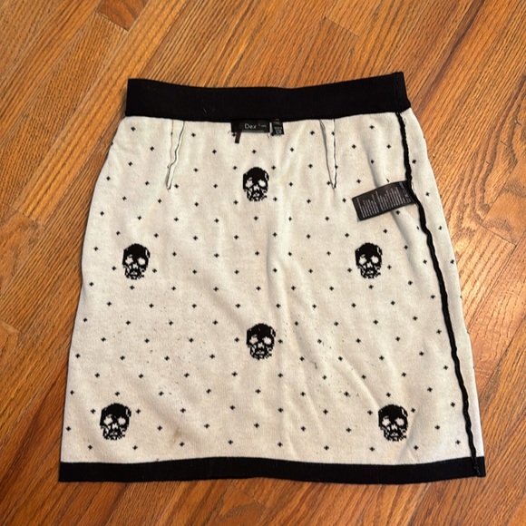 Knitted Black and White Skull Skirt - Picture 6 of 6
